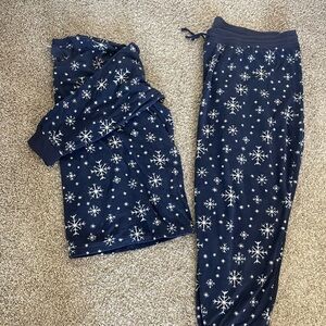 Old Navy Navy Blue Snowflake Pajama Set